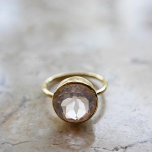 Rose quartz round ring